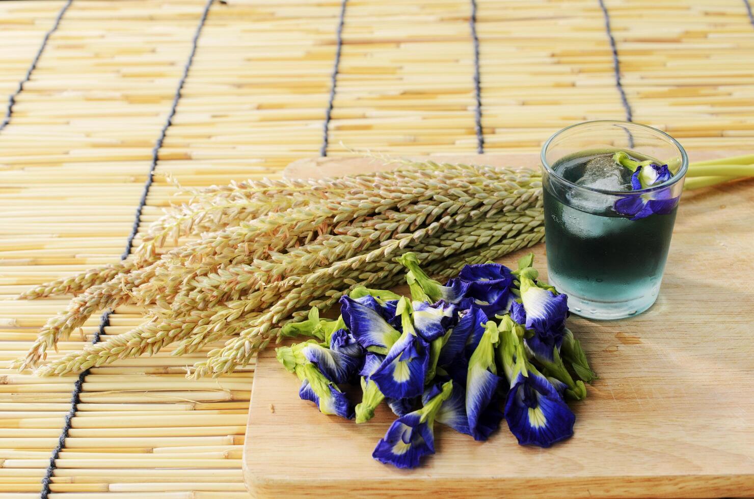 bebida azul com ervas de flor de ervilha borboleta foto