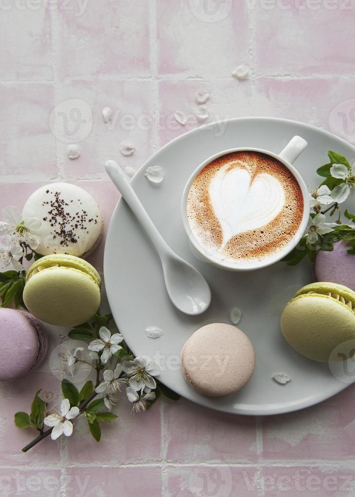 macaroons com uma xícara de café foto