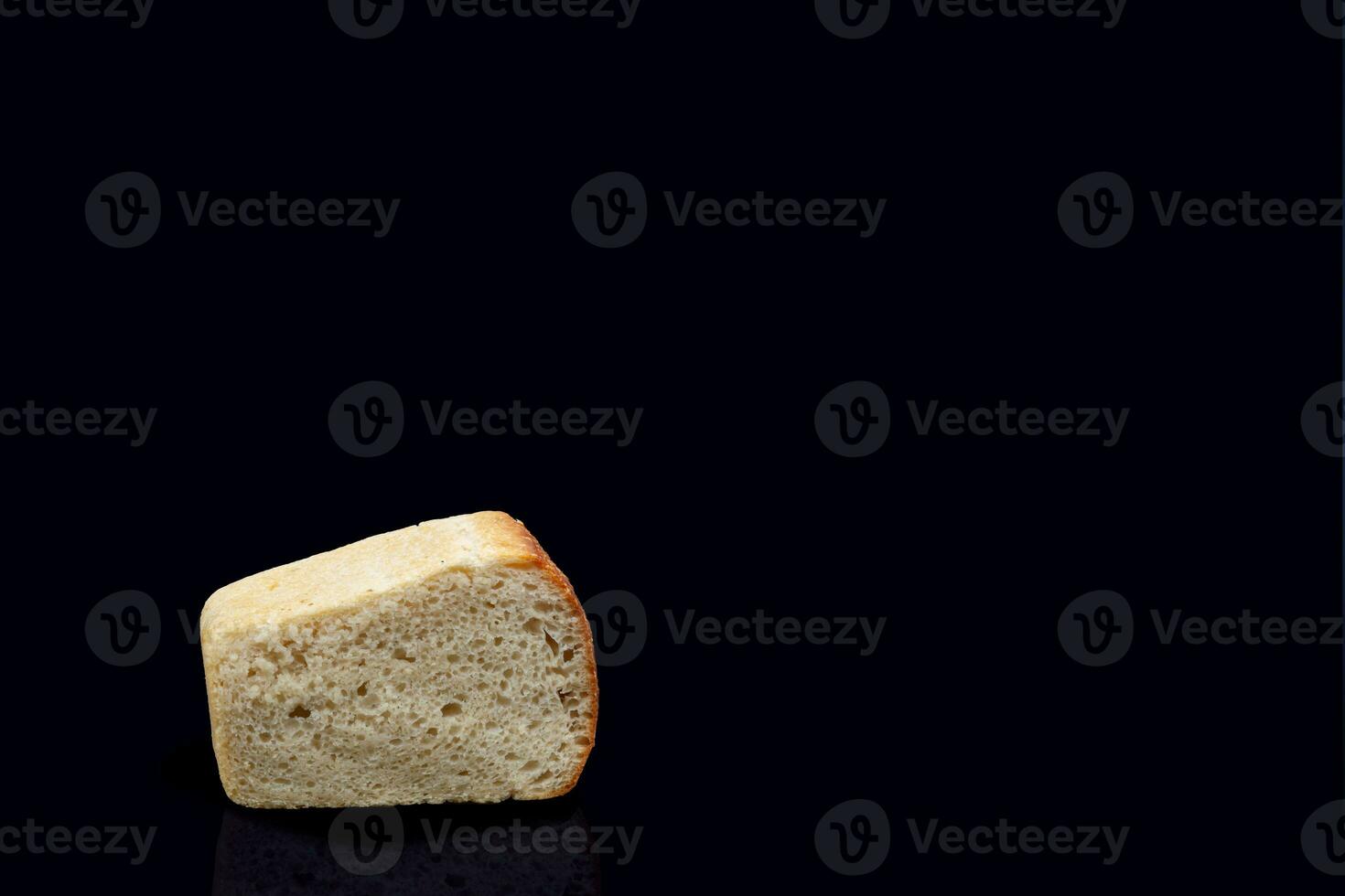 centeio pão em uma Sombrio fundo dentro a cortar com uma crocantes crosta e textura dentro a buraco. fresco casa cozido fermento pão. foto dentro Alto qualidade