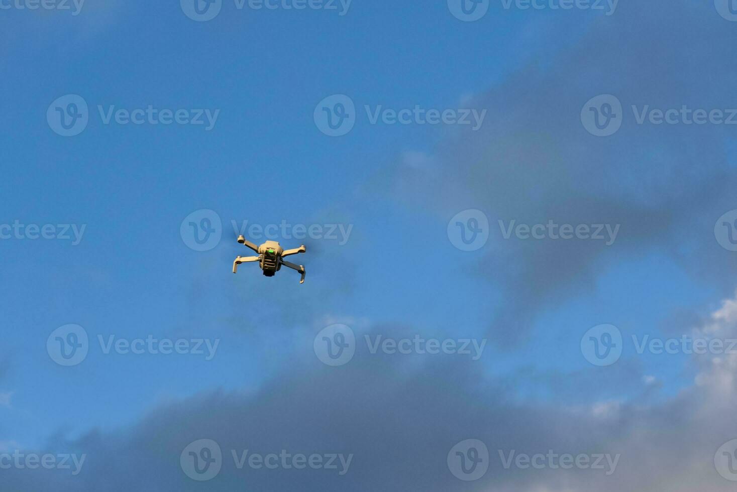 pequeno zangão vôo acima azul céu foto