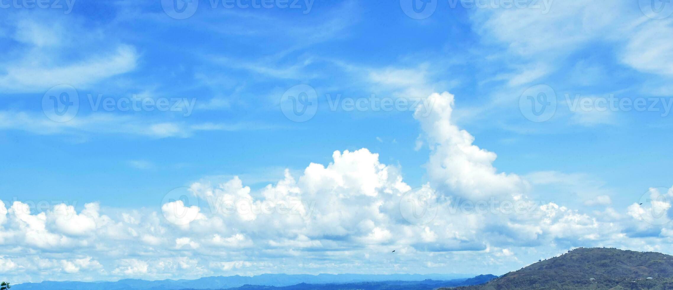 céu lindo azul céu nuvens para fundo. panorama do céu foto