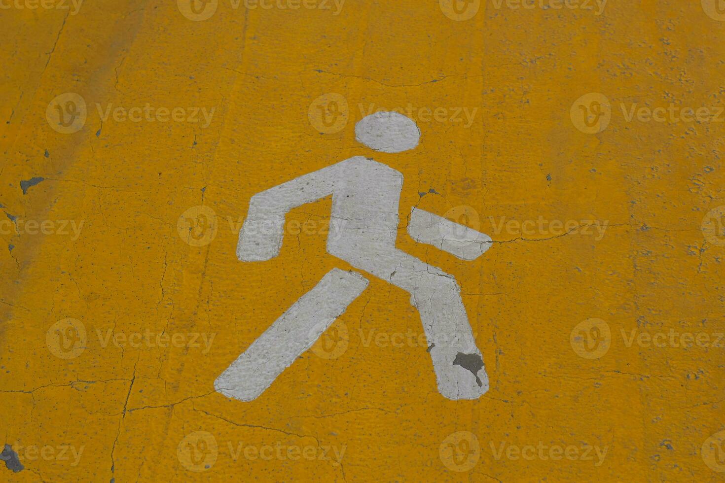 branco homem em amarelo fundo estrada marcações foto