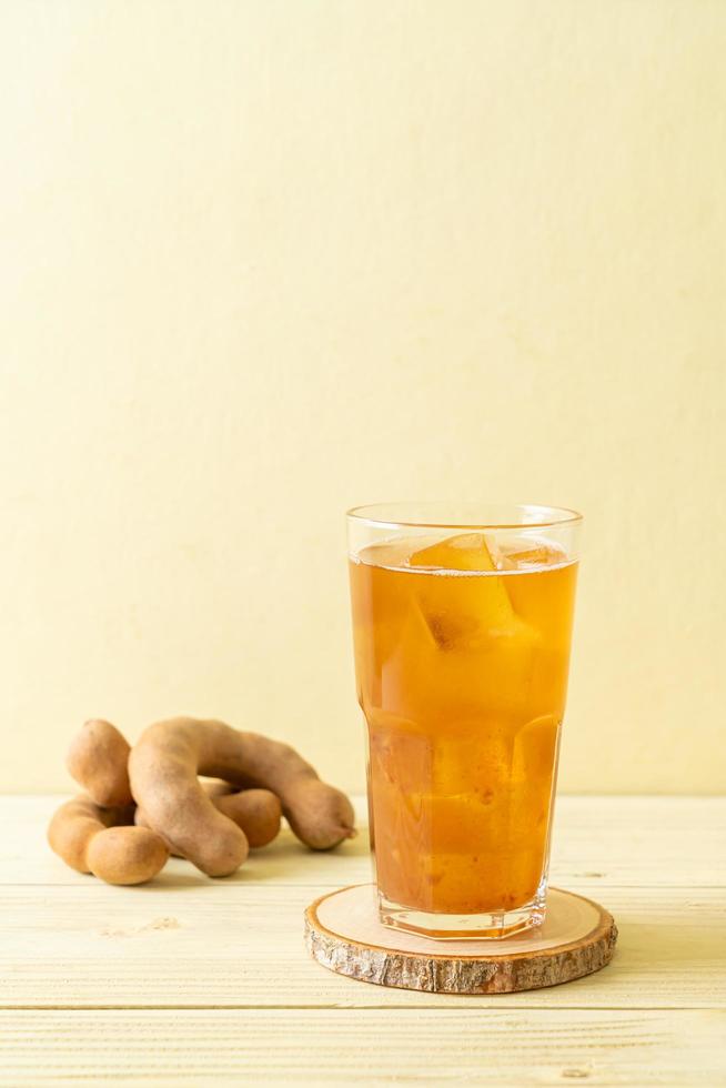 deliciosa bebida doce suco de tamarindo e cubo de gelo foto