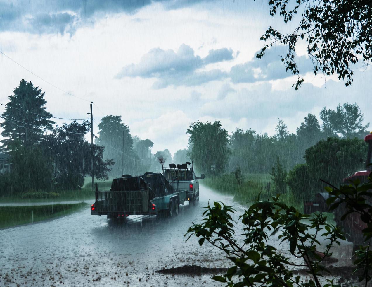 grande tempestade na estrada. foto