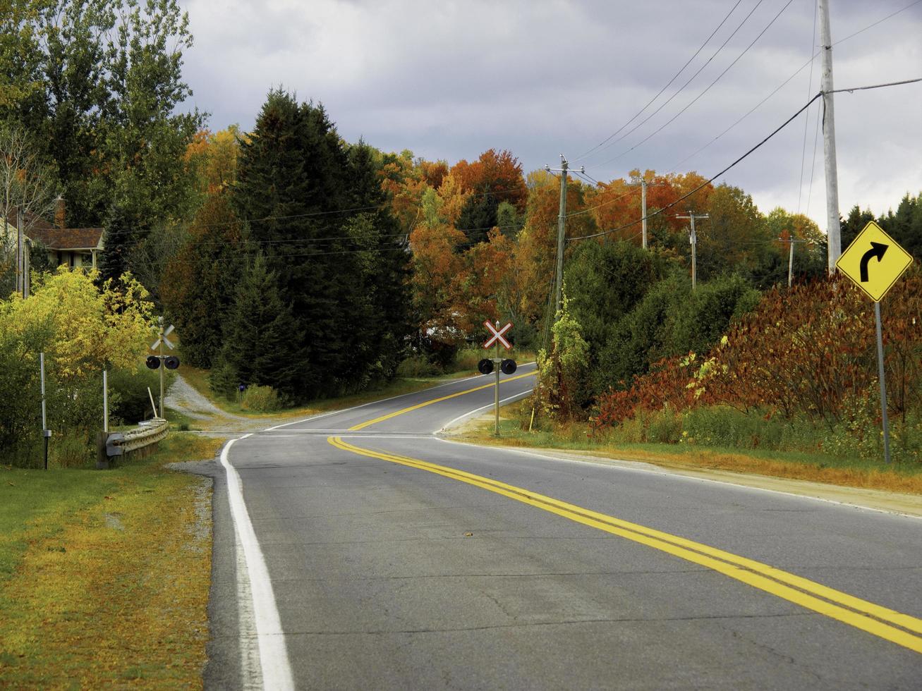 uma estrada de outono. foto