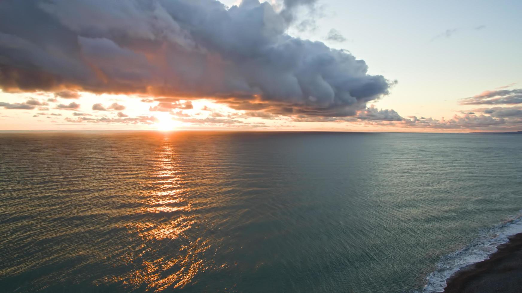 vista aérea da paisagem marinha ao pôr do sol foto