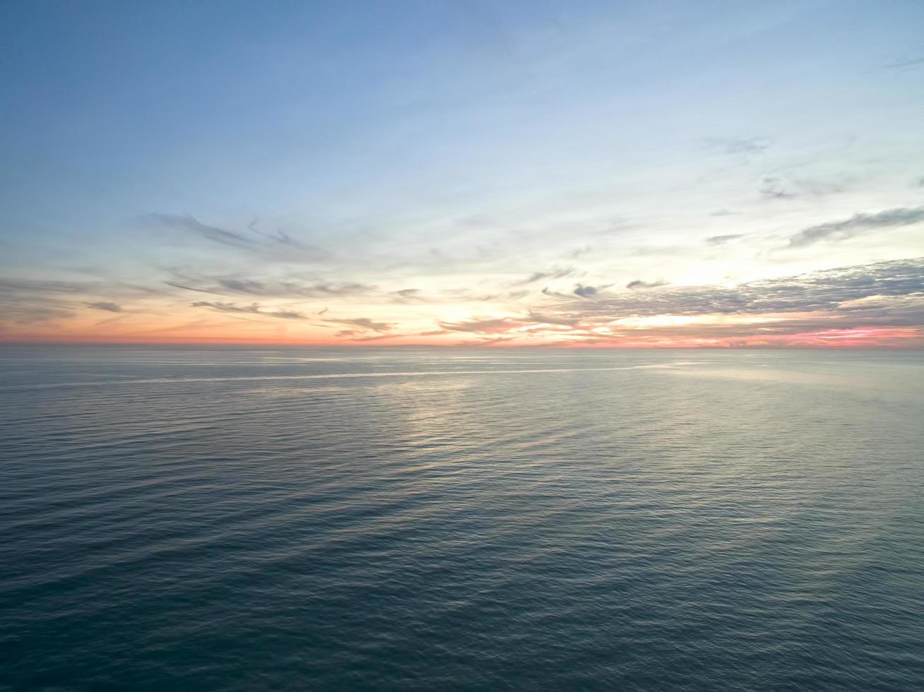 vista aérea da paisagem marinha ao pôr do sol foto