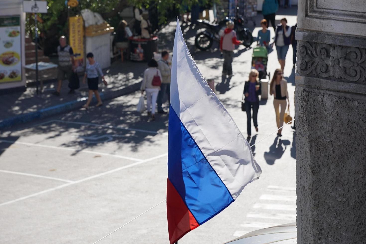 bandeira russa em uma rua borrada de fundo foto