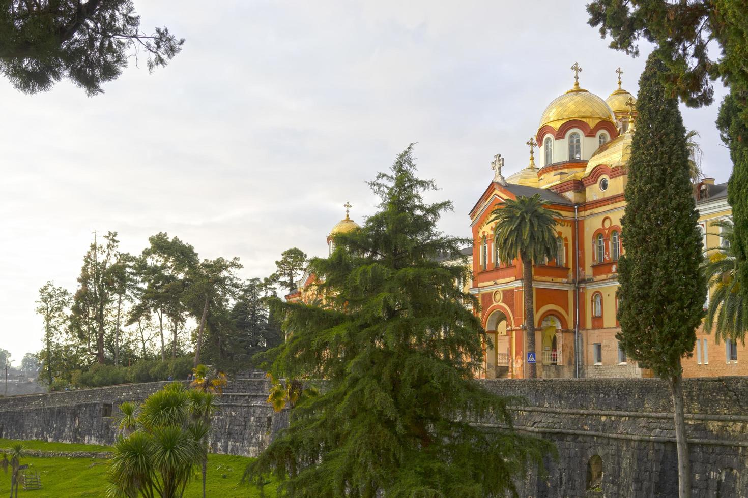 paisagem com vista para o antigo mosteiro de Athos, na abcásia foto