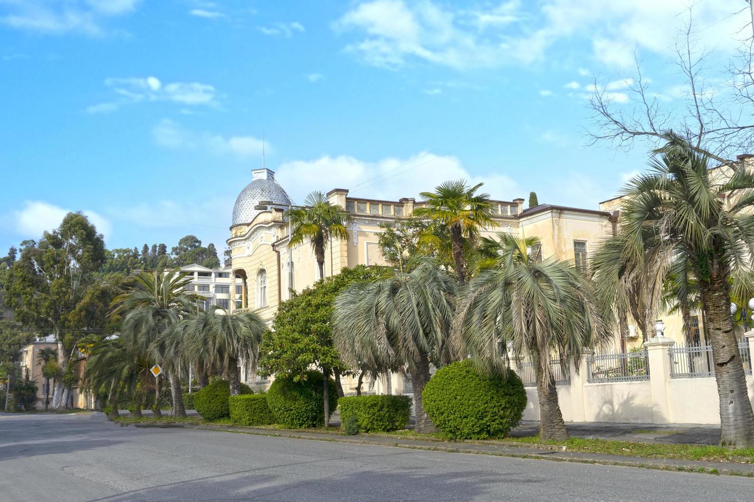 paisagem urbana com arquitetura antiga sukhum abkhazia foto