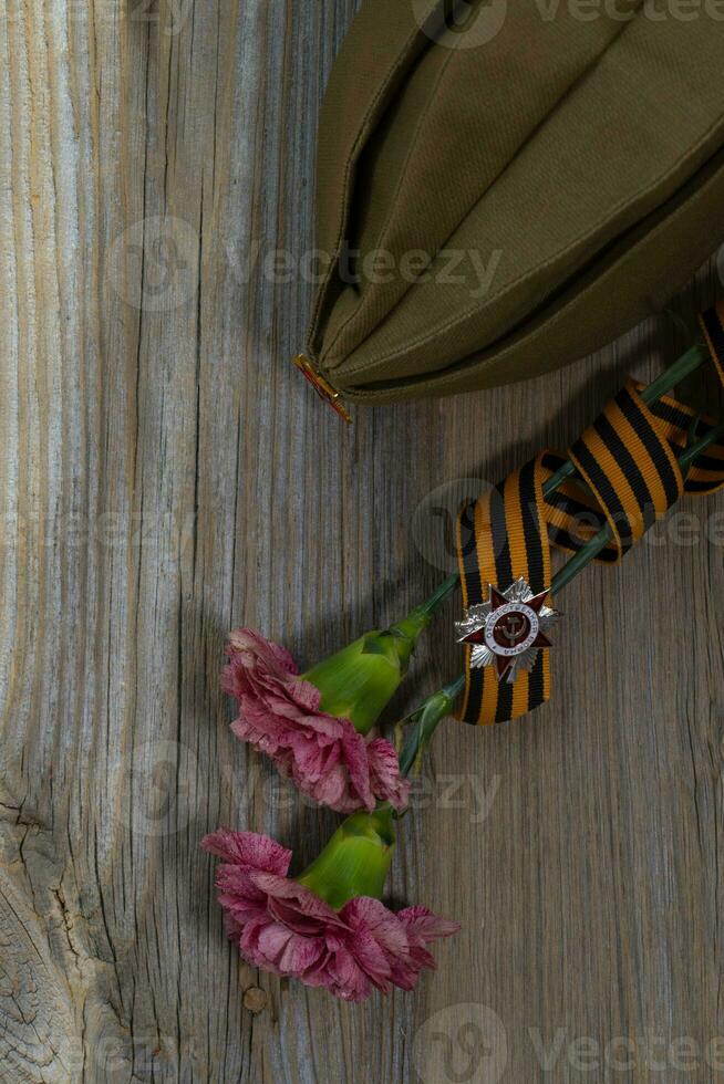 militares boné, avião, e crachá em uma santo George fita. foto