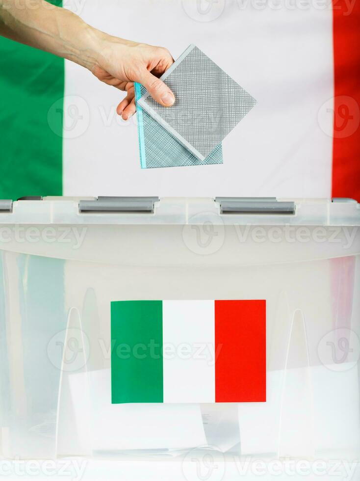 fêmea mão mantém votação sobre votação caixa. italiano bandeira dentro a fundo. foto