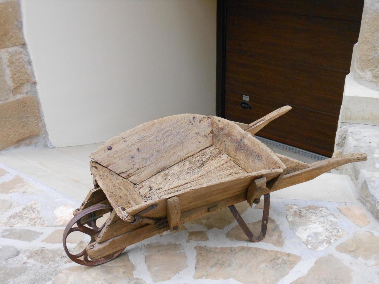 carrinho de mão feito de madeira foto