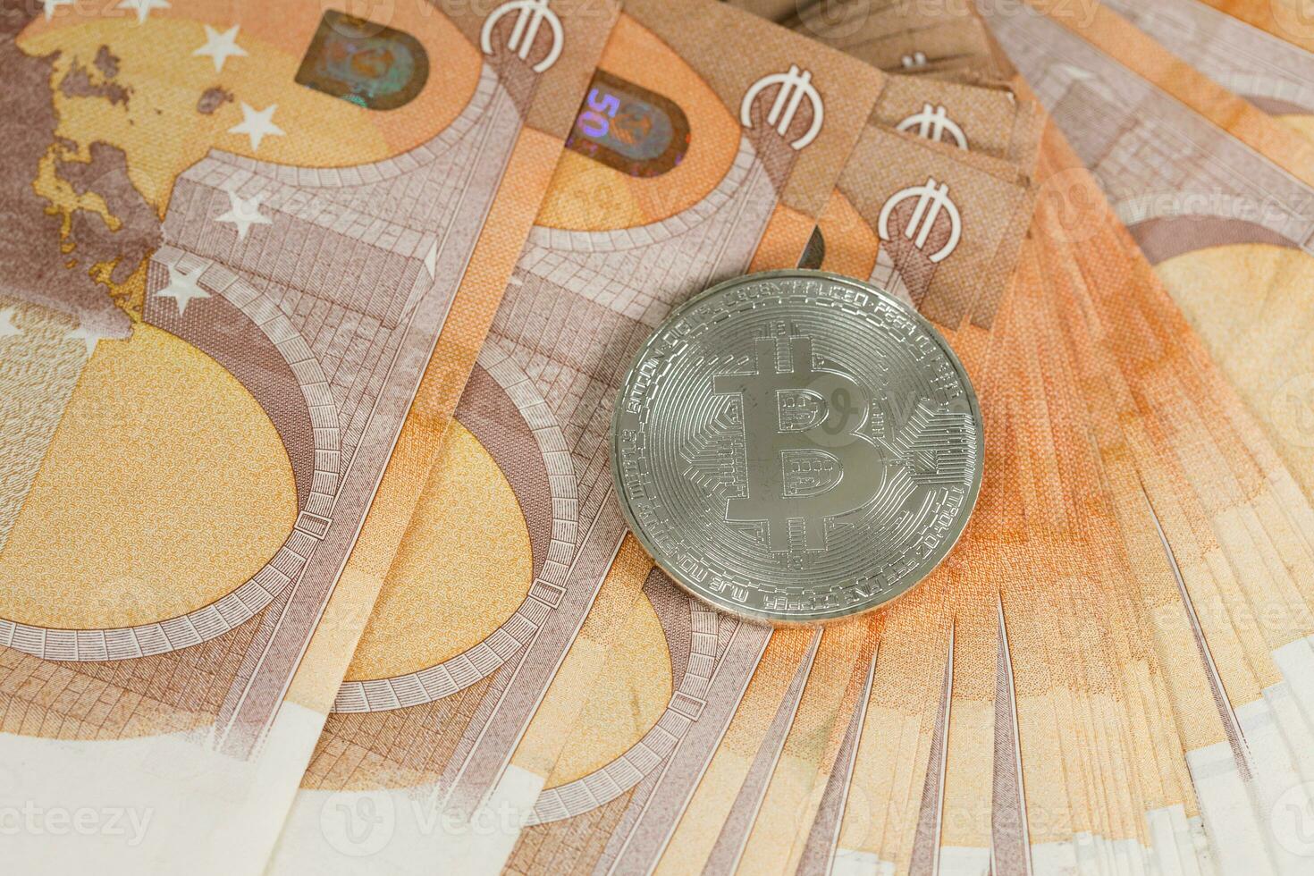 bitcoin em notas do 50. euros. foto