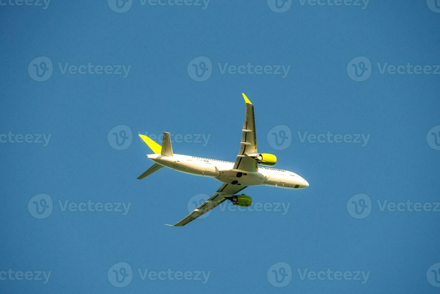 branco passageiro avião vôo dentro a céu surpreendente nuvens dentro a fundo. viagem de ar transporte foto