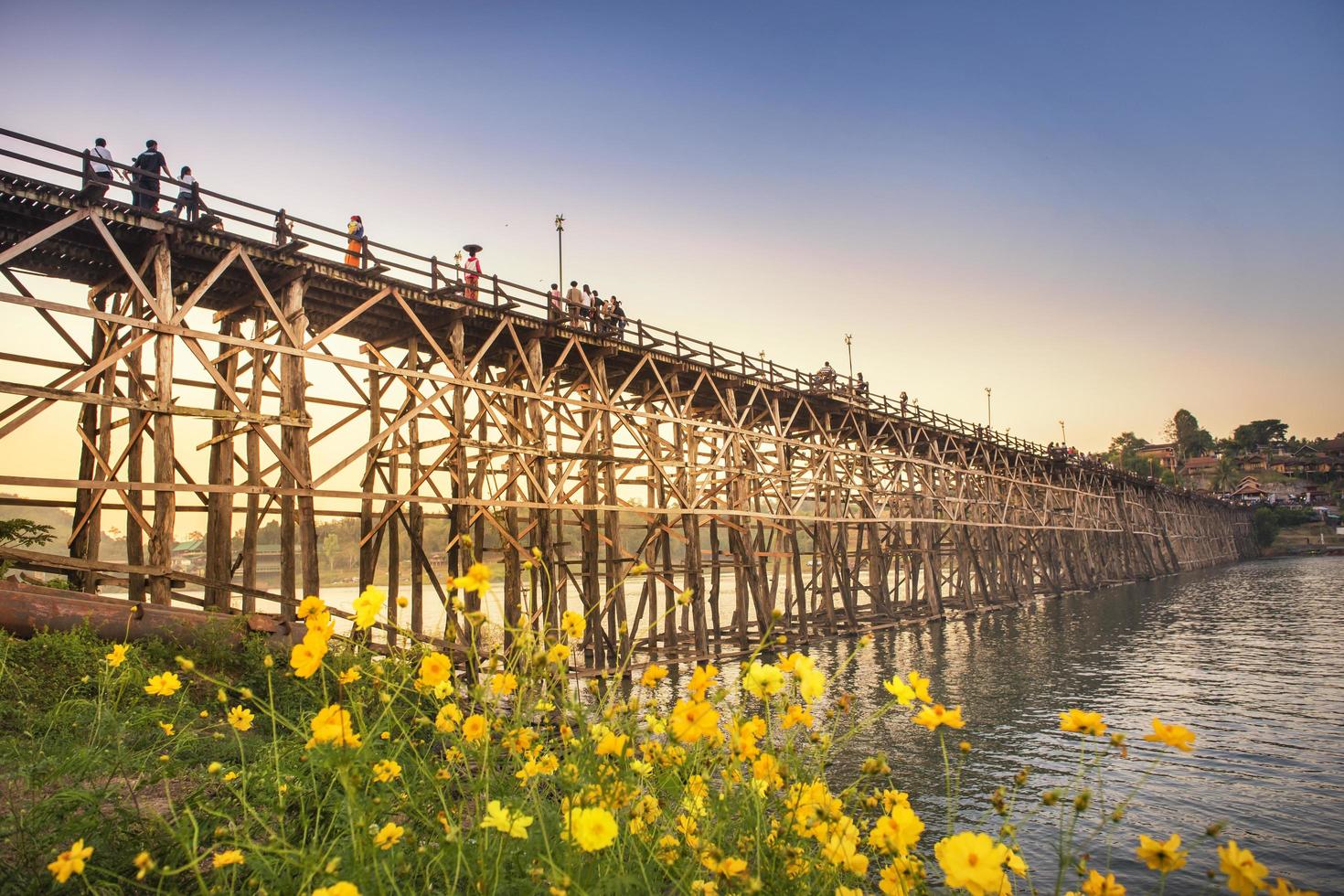 ponte de madeira velha, ponte mon no subconjunto em sangklaburi foto