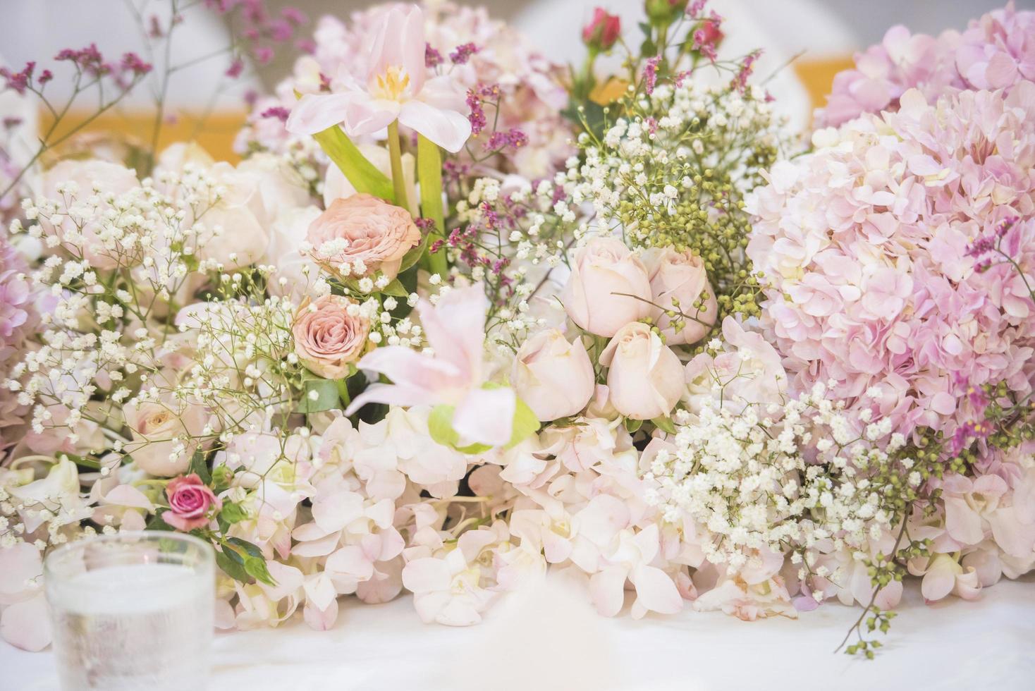 pano de fundo de casamento com flores e decoração de casamento foto