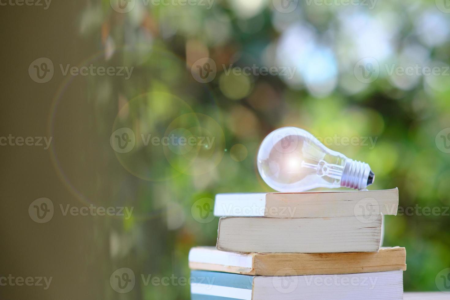 livro na mesa de madeira e aprendizagem de educação na biblioteca, empilhar pilhas de livros na mesa e no espaço foto