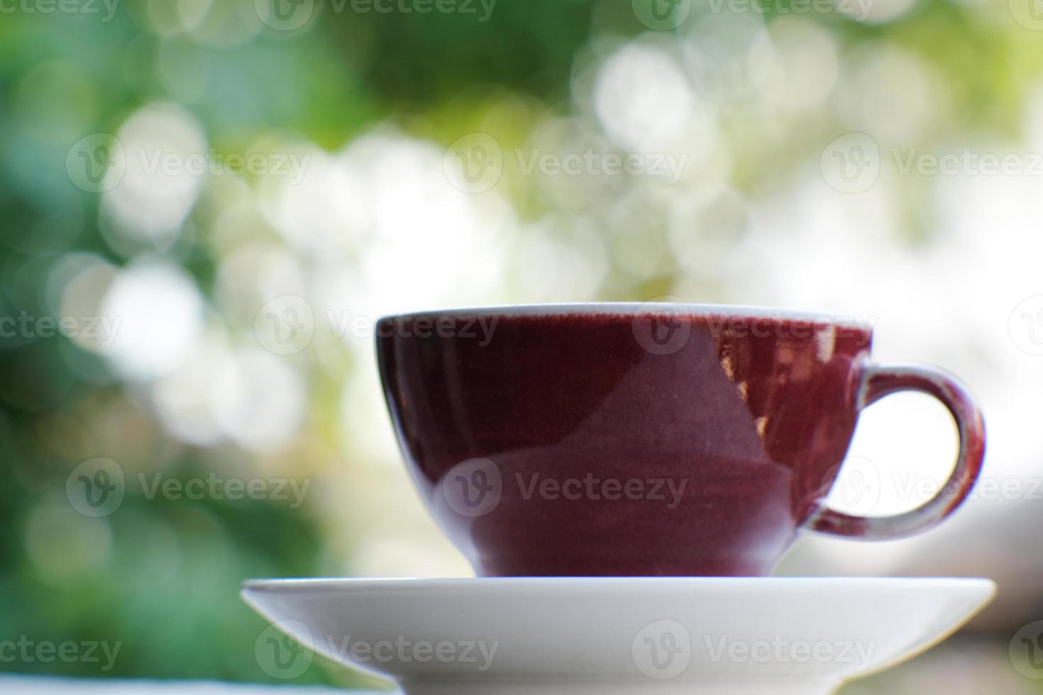 Café cappuccino quente servido com leite e grãos de café na mesa foto