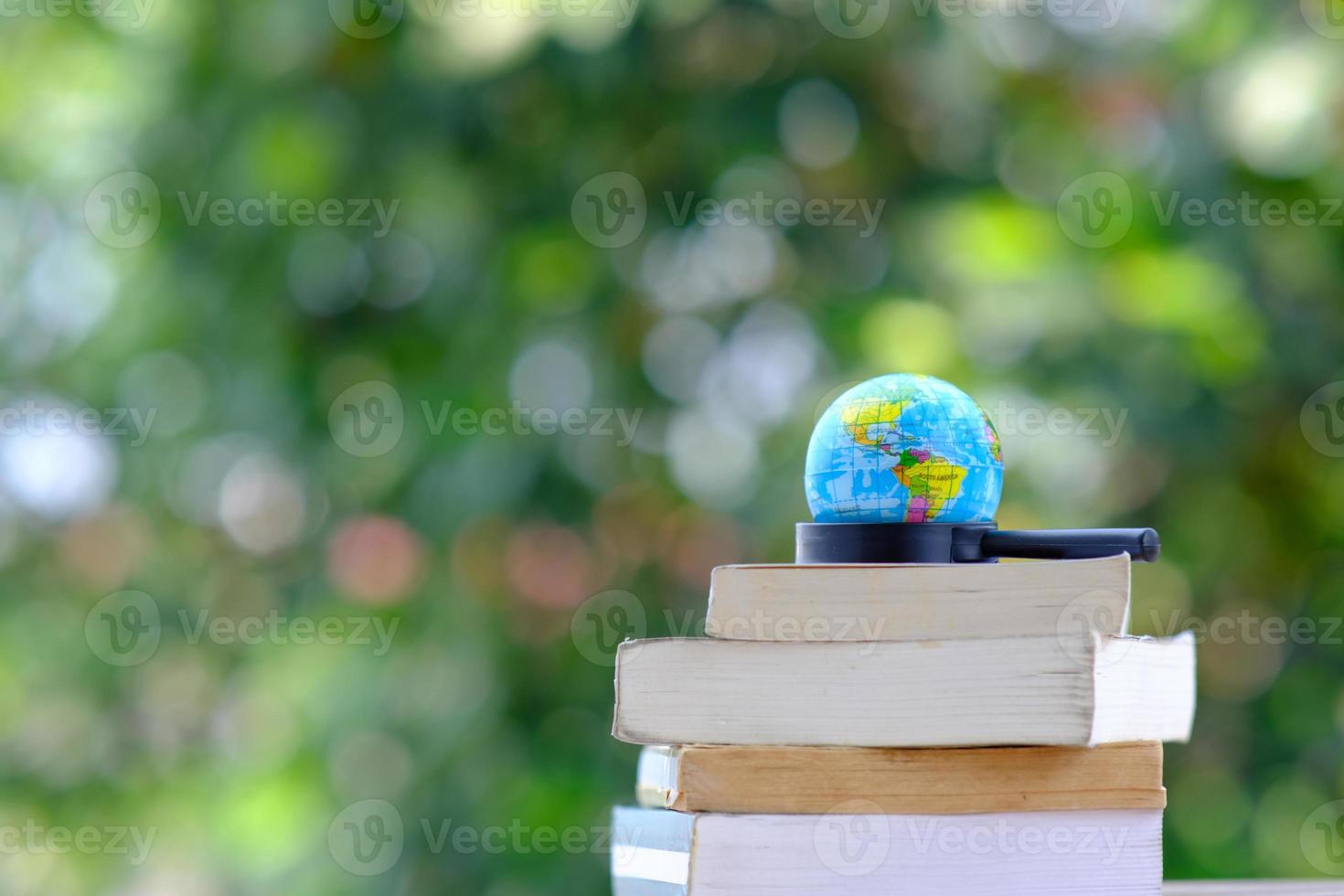 livro na mesa de madeira e aprendizagem de educação na biblioteca, empilhar pilhas de livros na mesa e no espaço foto