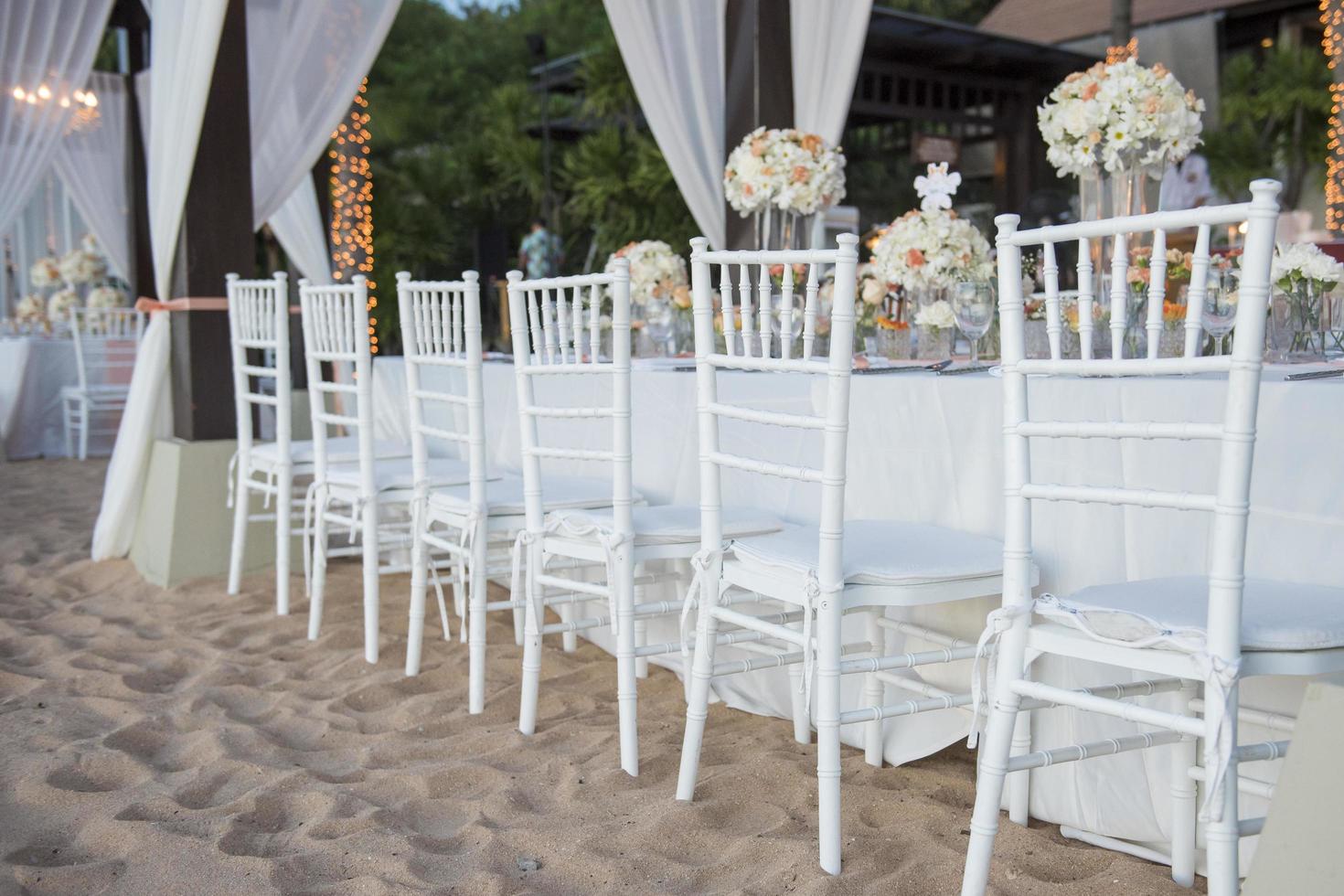 a elegante mesa de jantar na praia foto