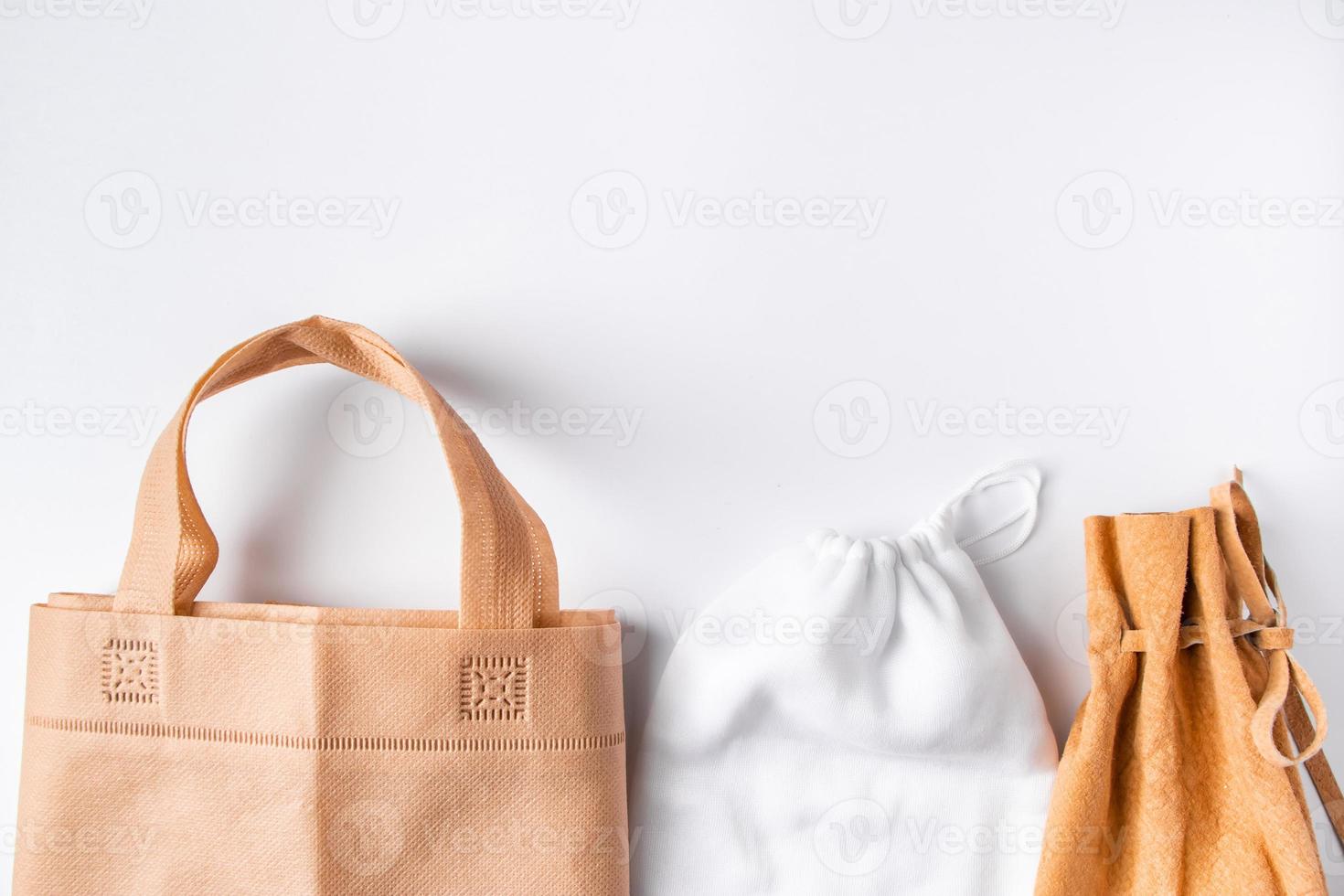 conceito de desperdício zero. conjunto de acessórios para casa reciclados - bolsas ecológicas e suprimentos de madeira foto