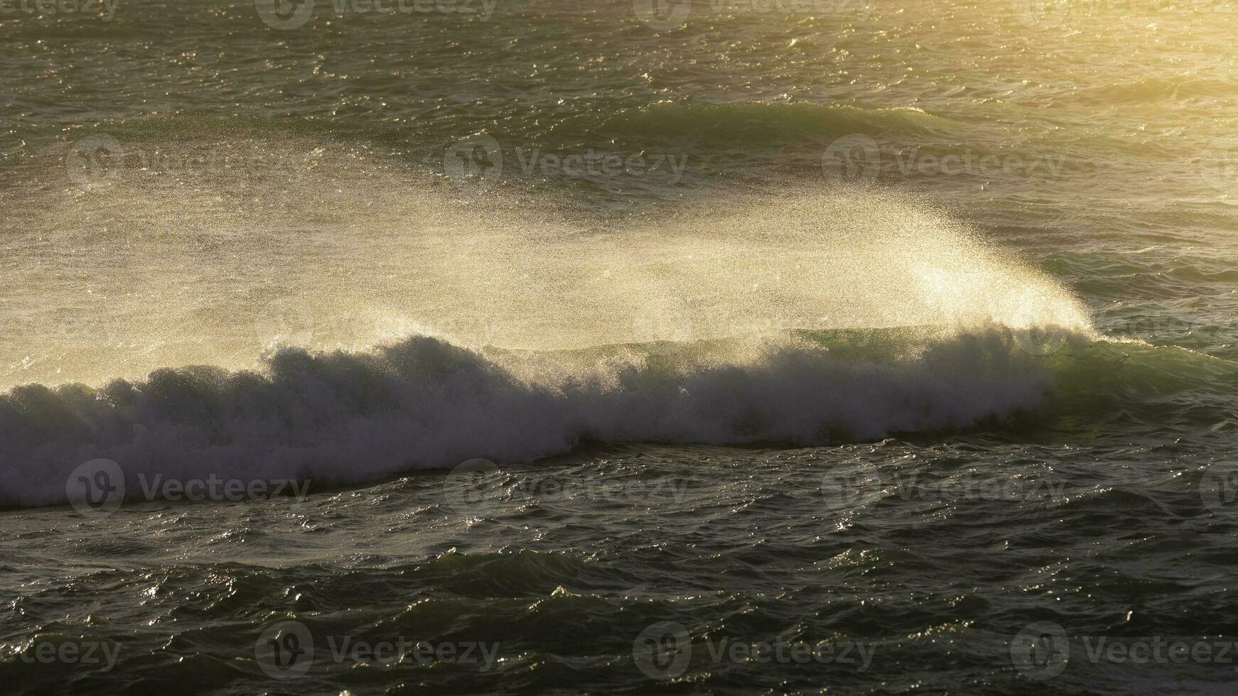 ondas com Forte vento depois de uma tempestade, Patagônia, Argentina. foto