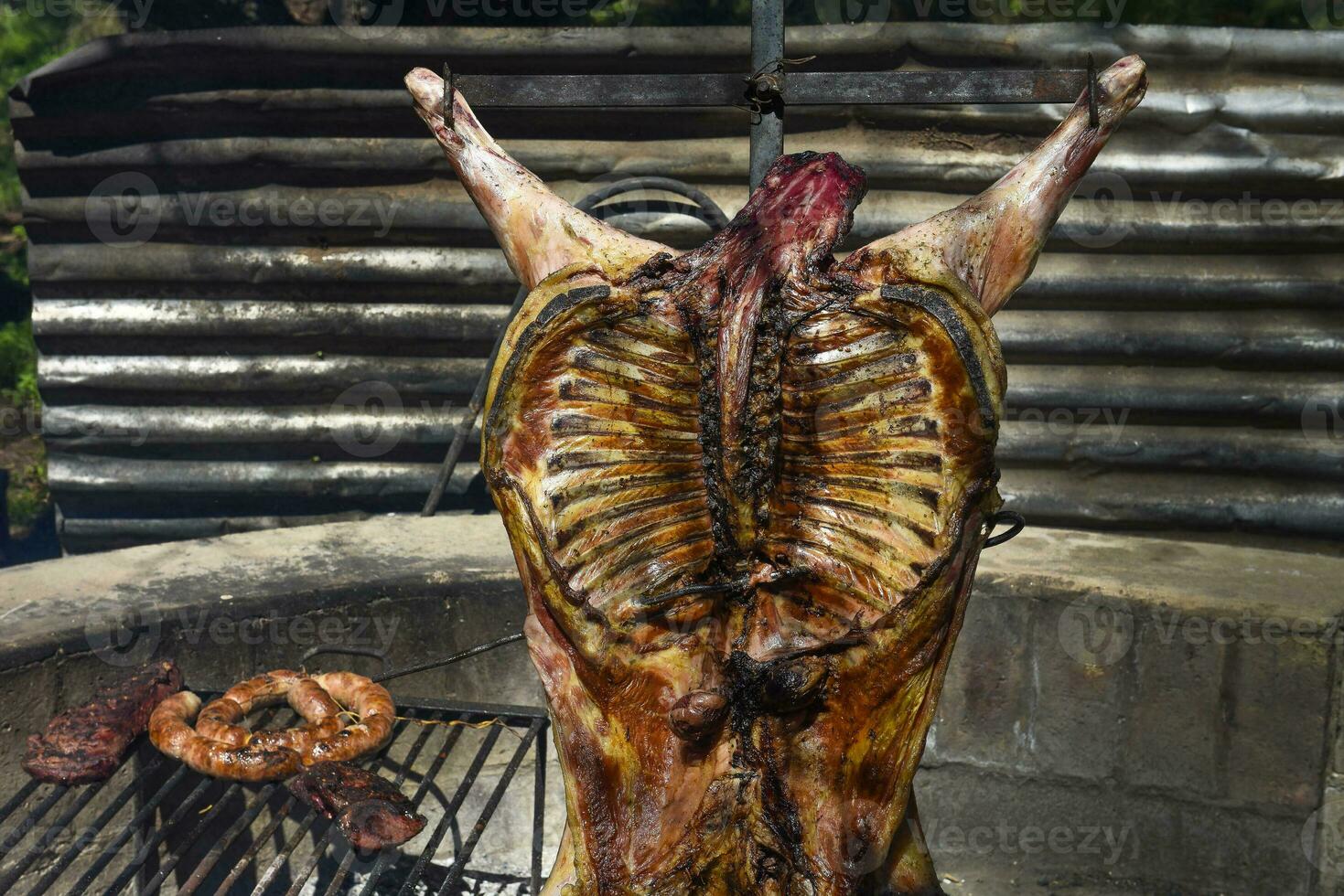 Cordeiro em a saliva, cozinhou com a tradicional Argentino método, la pampa província, Patagônia, Argentina. foto