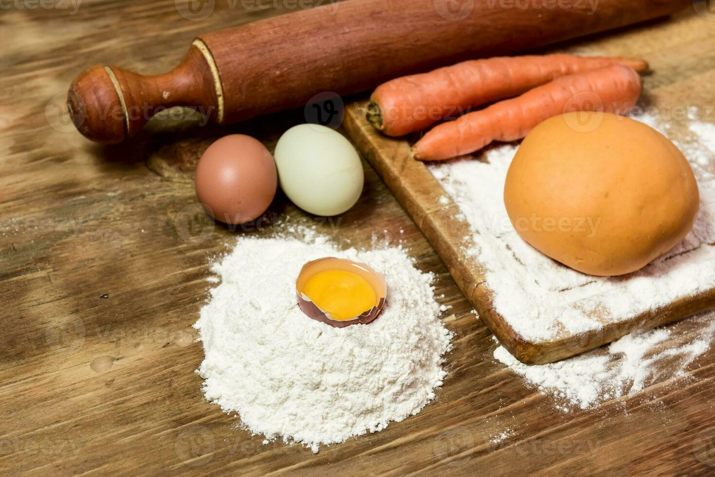 laranja cenoura macarrão massa pão, com ingredientes em a mesa. foto