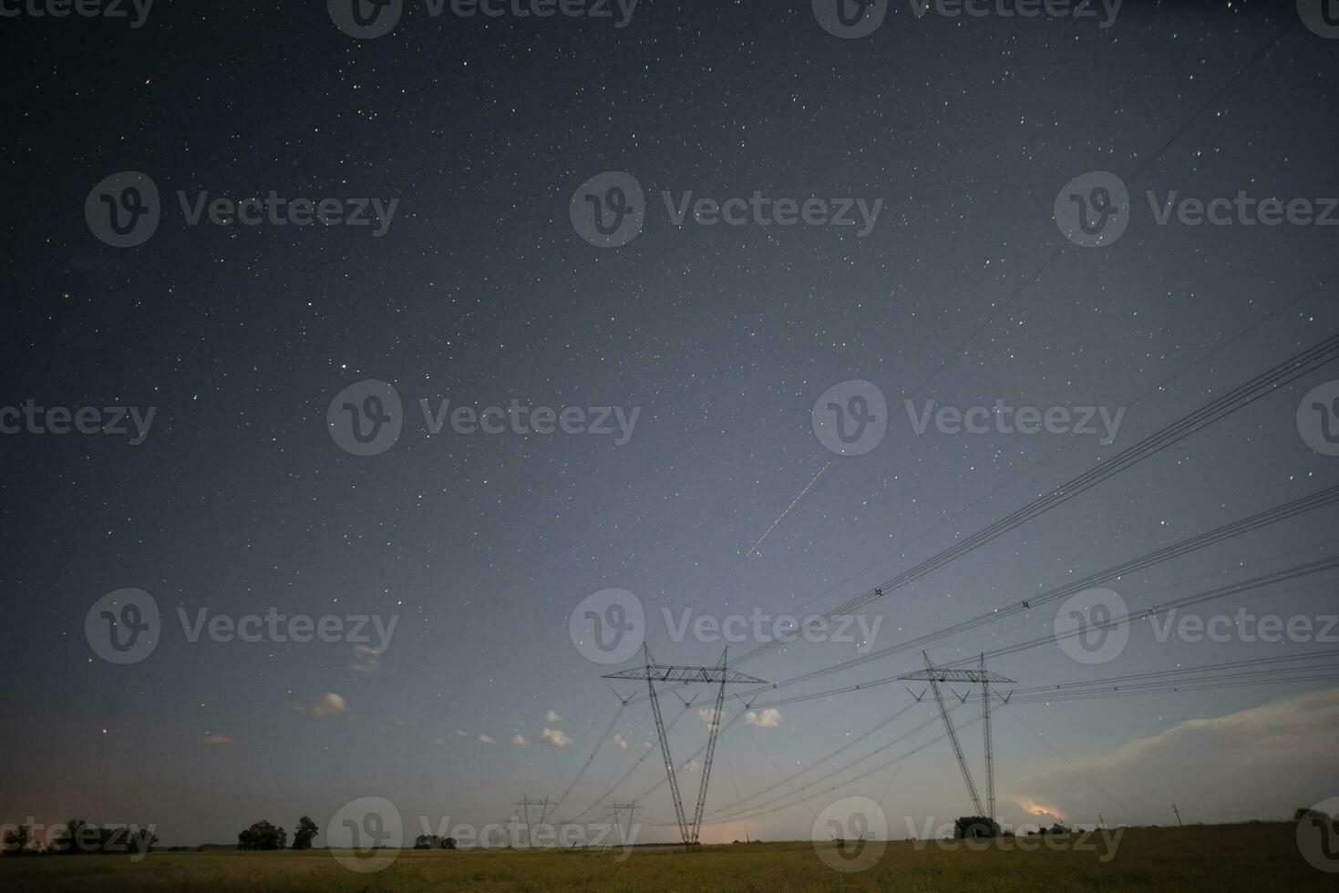 Alto Voltagem poder linha dentro uma noturno paisagem, la pampa, Patagônia, Argentina. foto