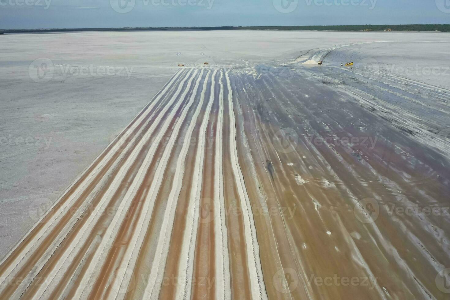 sal colheita dentro sal lagoa meu, Salinas grandes de hidalgo, la pampa, Patagônia, Argentina. foto