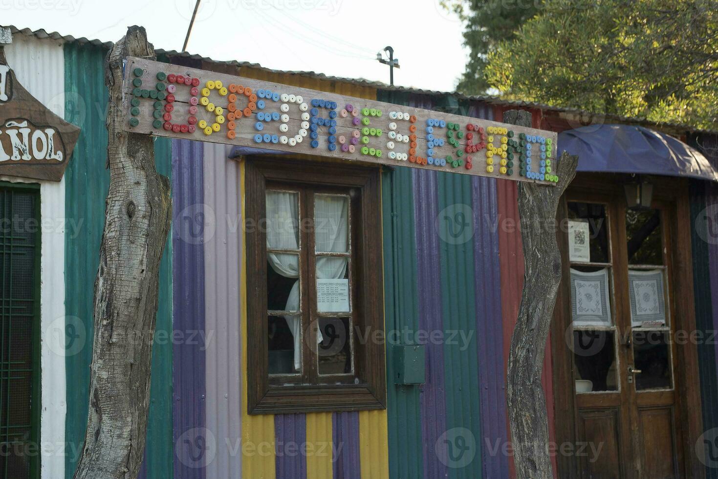 pitoresco típica construção dentro a Cidade do porto piramidais, Península valdes, chubut província, Patagônia, Argentina. foto