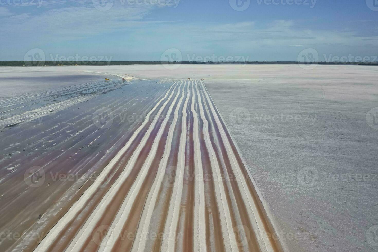 sal colheita dentro sal lagoa meu, Salinas grandes de hidalgo, la pampa, Patagônia, Argentina. foto