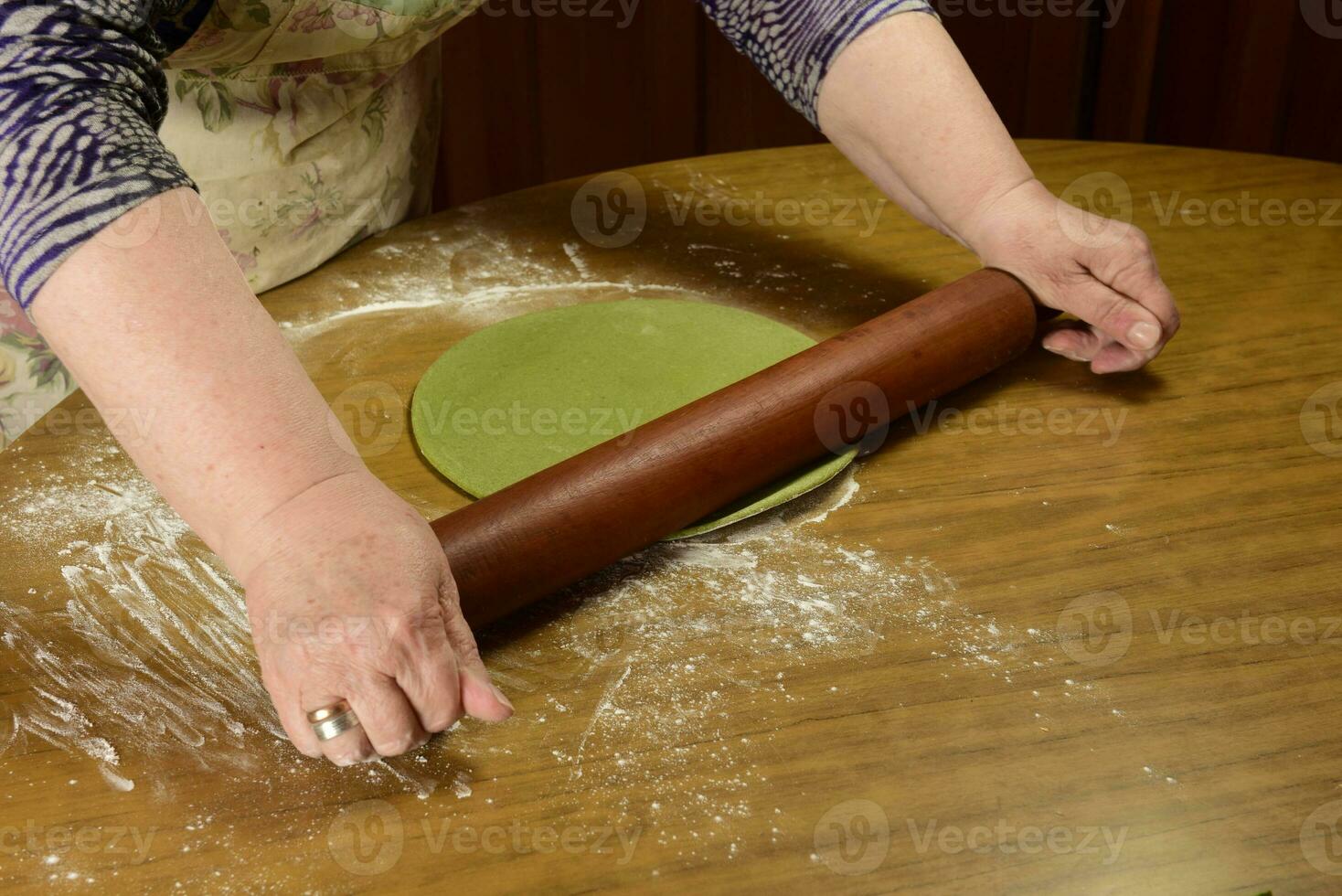 da vovó mãos amassar, massa para verde Macarrão. foto