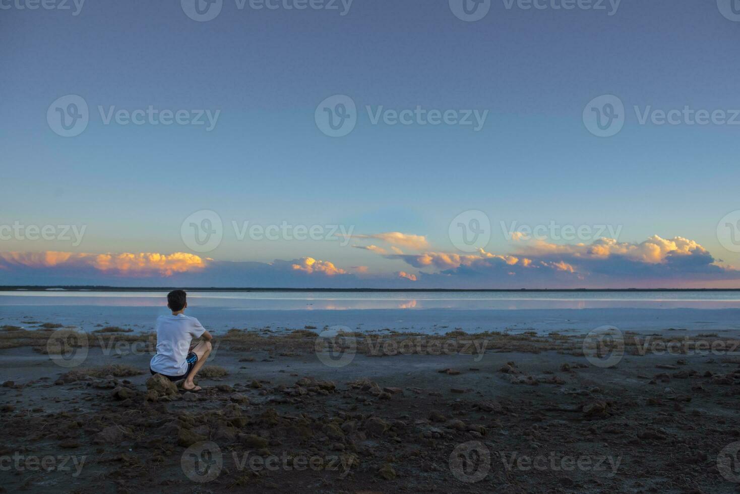 Garoto contemplar a horizonte, la pampa província, Argentina foto