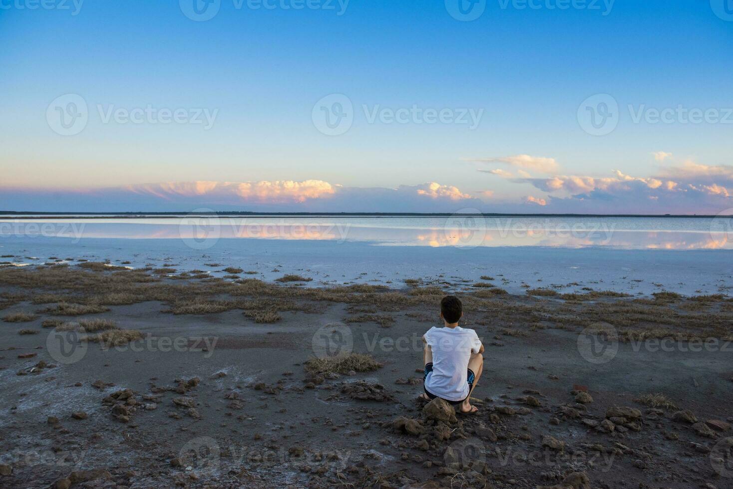 Garoto contemplar a horizonte, la pampa província, Argentina foto