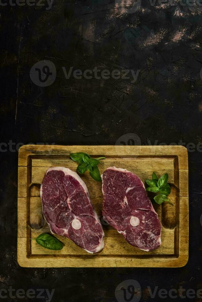 patagônico Cordeiro carne apresentado em a de madeira mesa, patagônia Argentina. foto