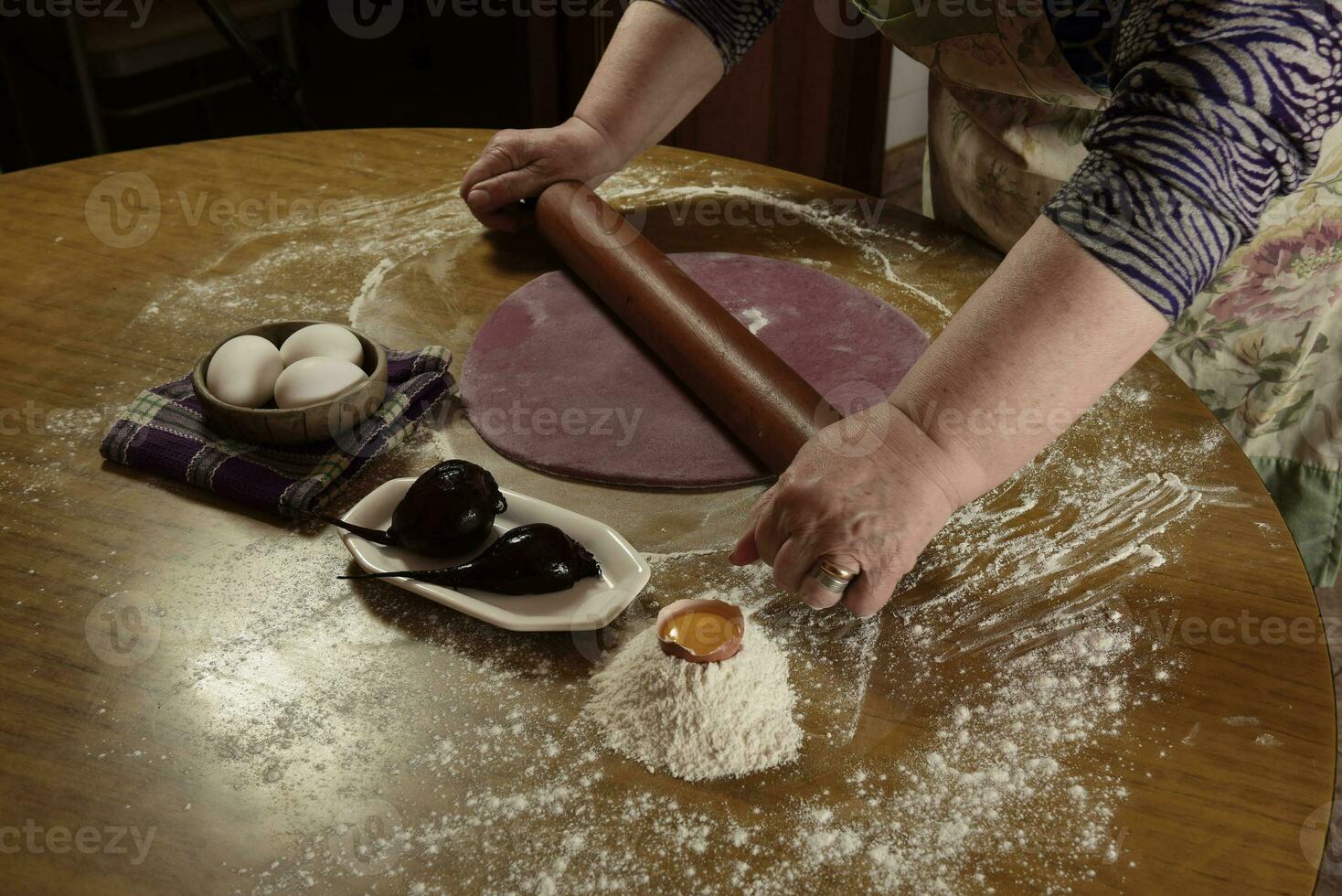 da vovó mãos amassar, massa para roxa Macarrão. foto