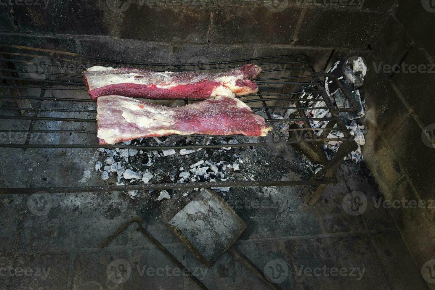 cru carne colocar em a grade, tradicional Argentino cozinha, asado churrasco, Patagônia, Argentina. foto