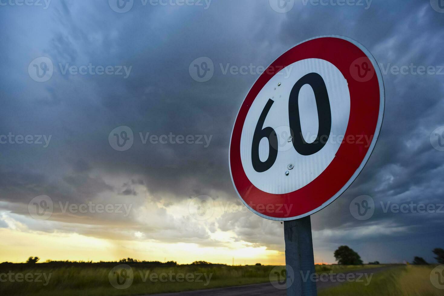 máximo Rapidez estrada placa com uma tormentoso céu fundo, la pampa província, Patagônia, Argentina. foto