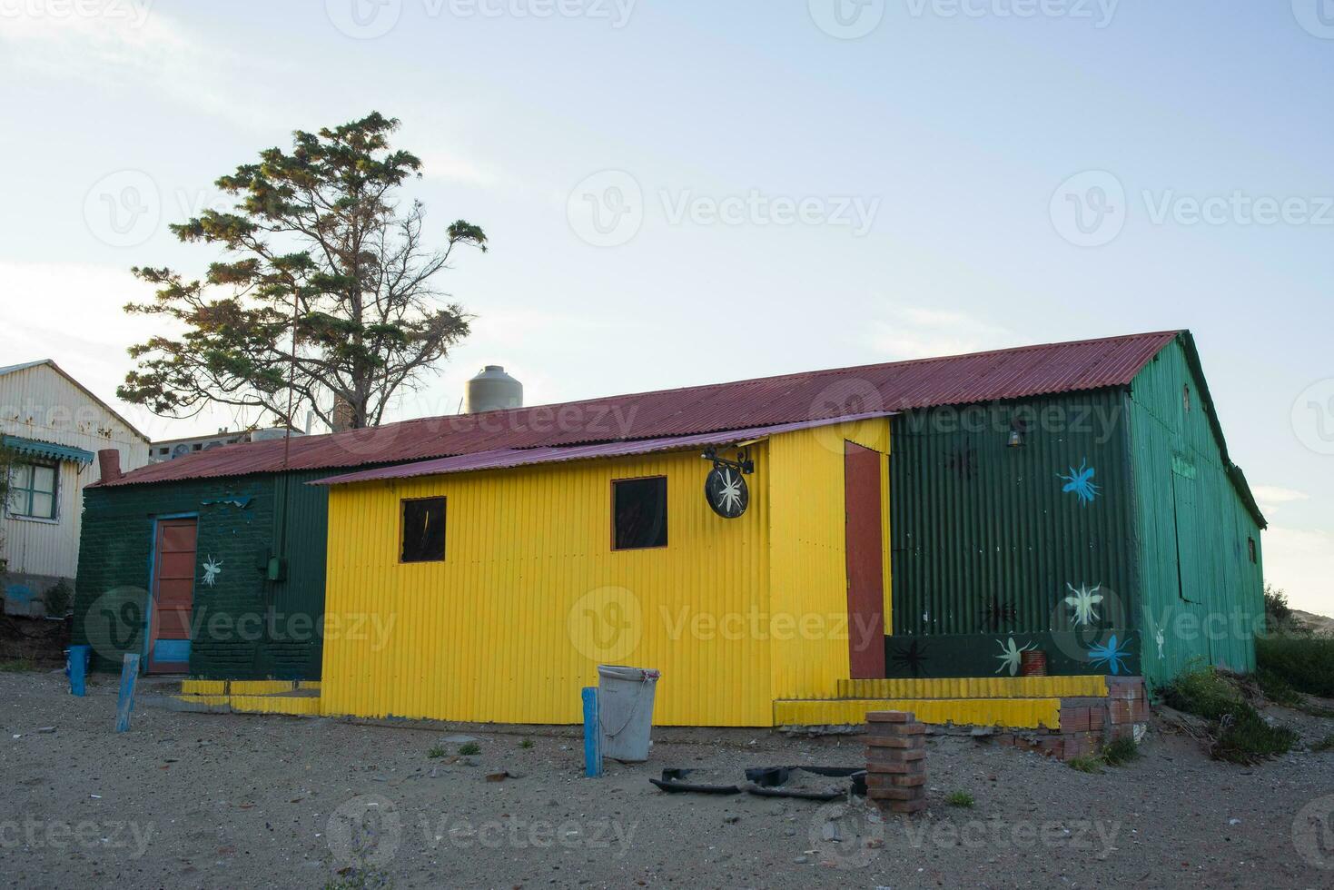 pitoresco típica construção dentro a Cidade do porto piramidais, Península valdes, chubut província, Patagônia, Argentina. foto