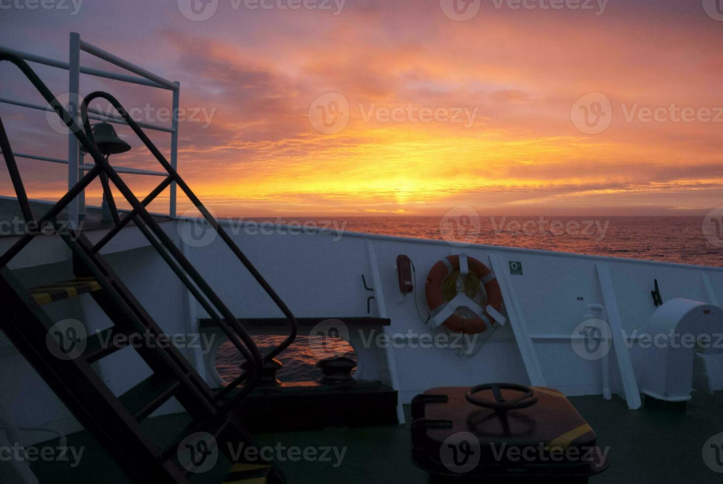 expedição enviar, cruzeiro dentro antártico paisagem, paulet ilha, perto a antártico Península foto