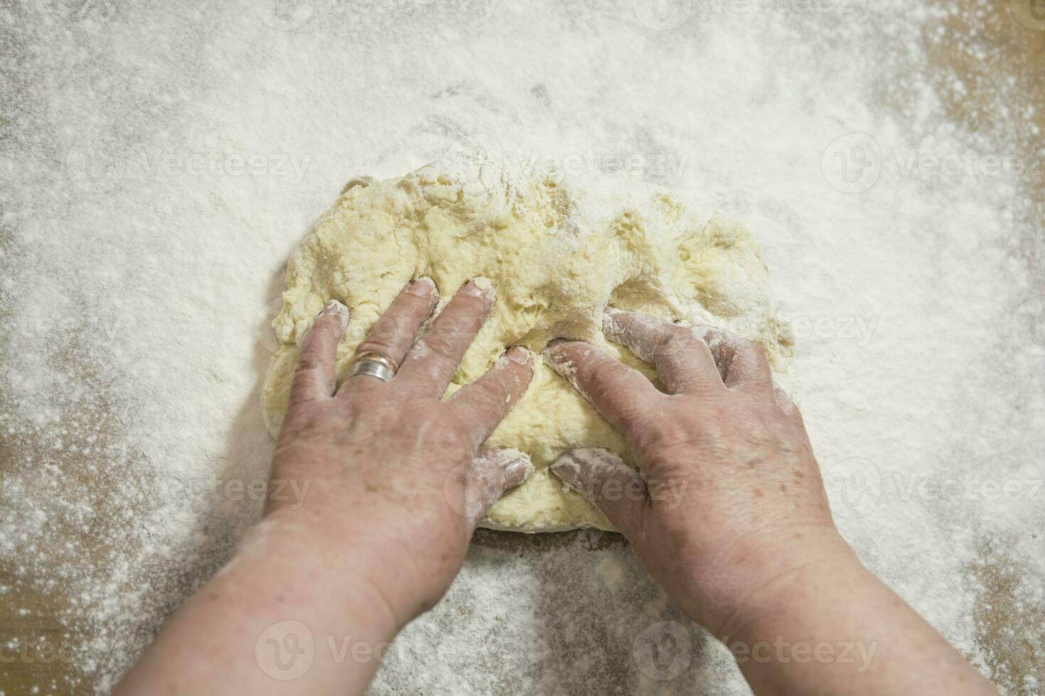 mãos amassar massa para nhoque. foto