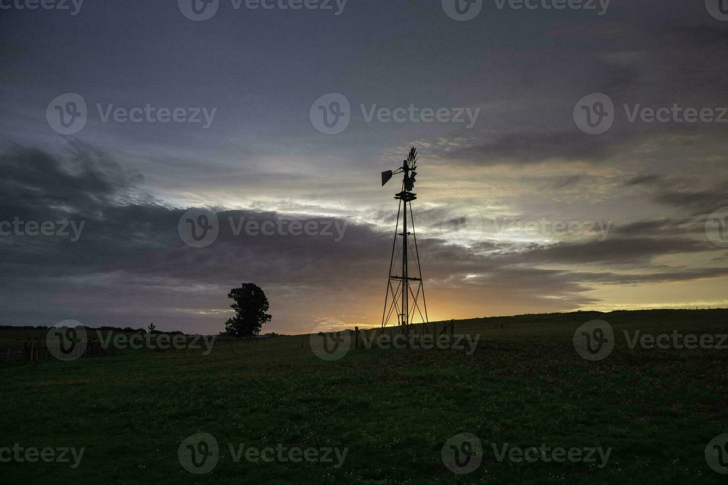 moinho de vento dentro campo às pôr do sol, pampas, Patagônia, Argentina. foto