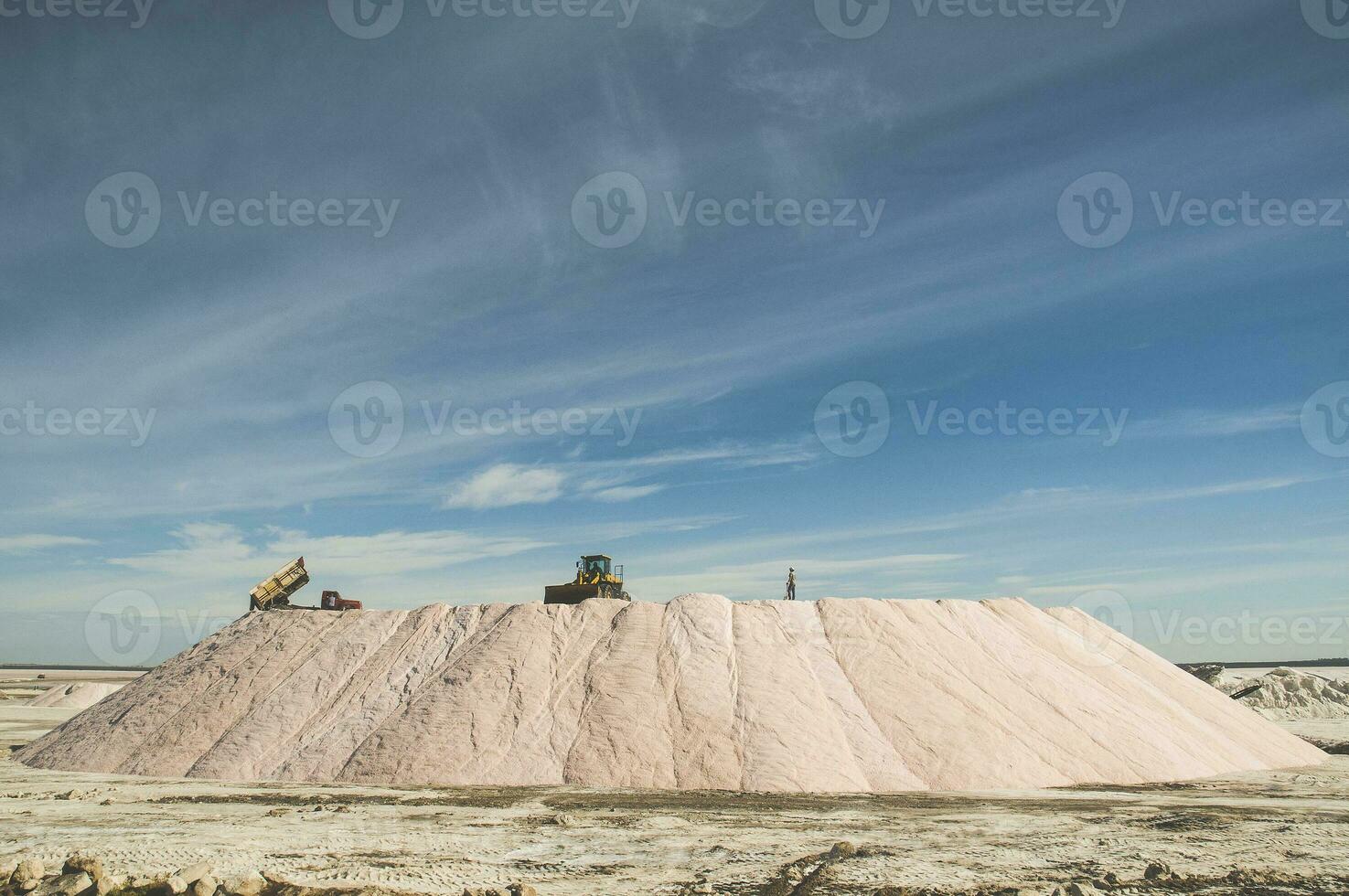 caminhões descarregando cru sal volume, Salinas grandes de hidalgo, la pampa, Argentina. foto