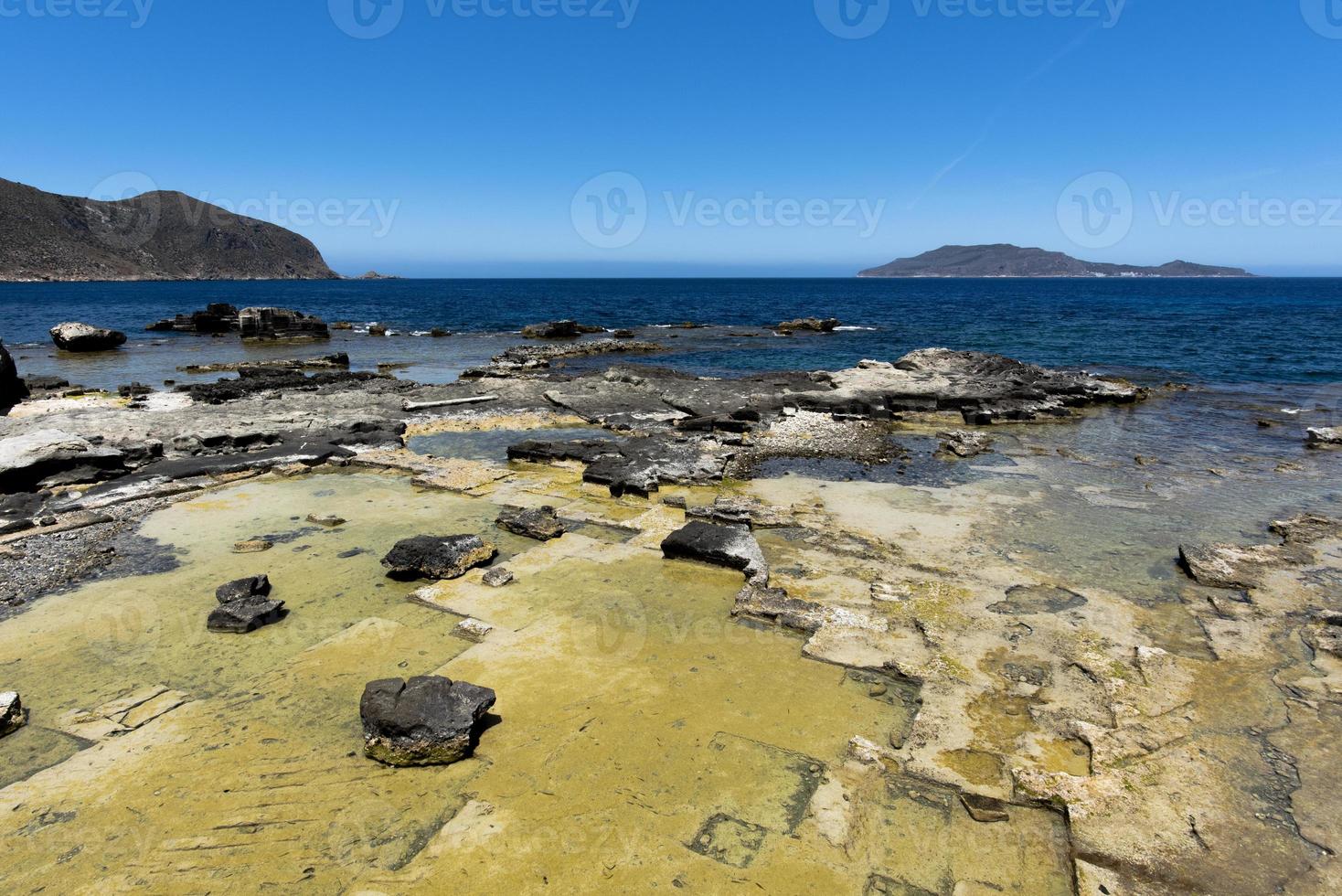 velhas pedreiras de tufo abandonadas foto