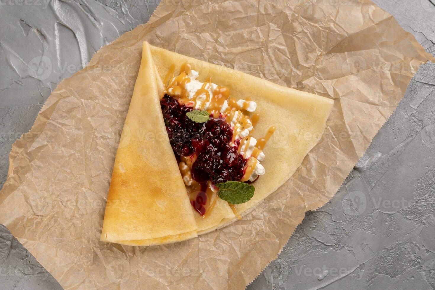 panqueca ou Tapioca com chalé queijo e baga molho foto