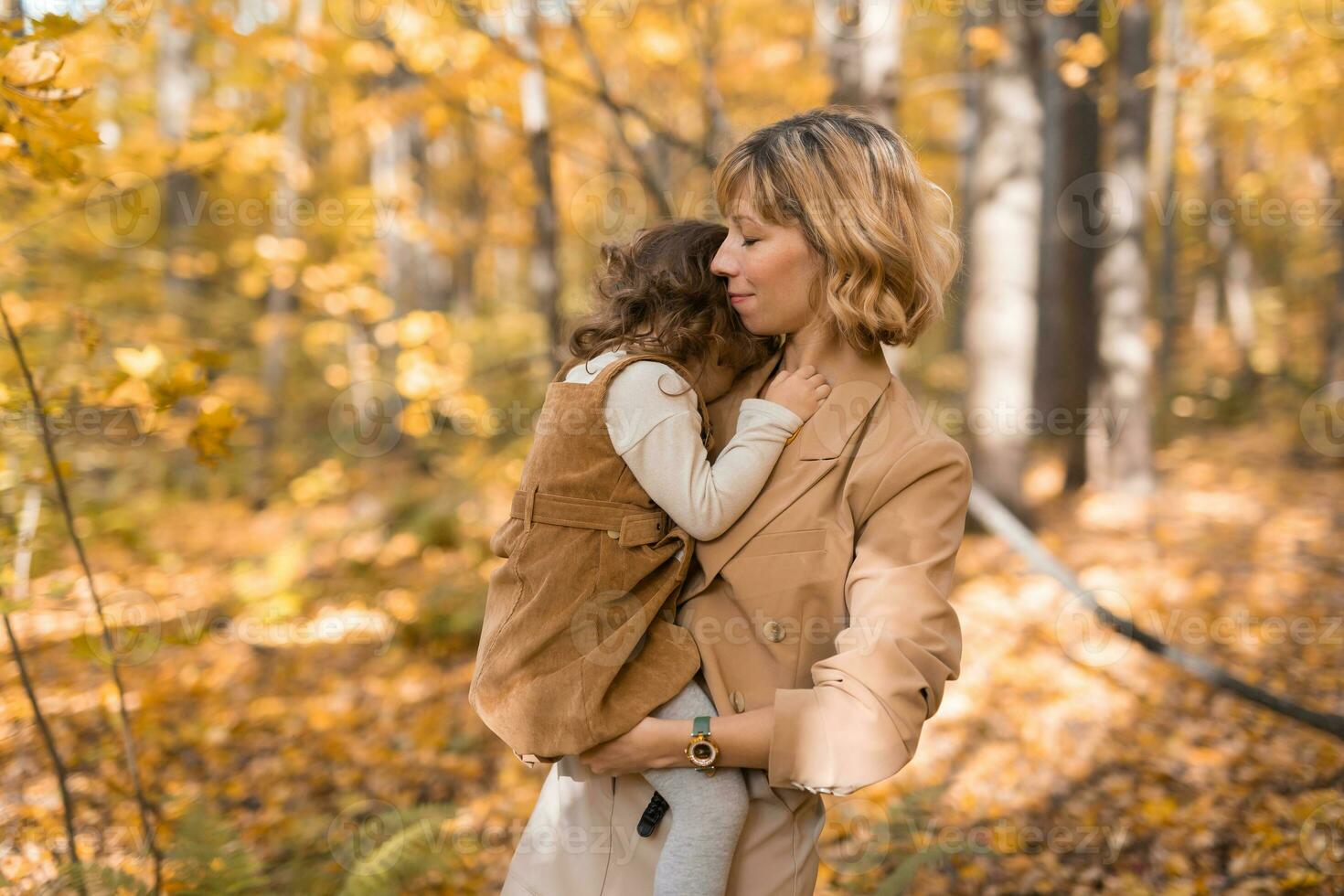 lindo estilo de vida outono foto mãe e criança anda em tarde dentro a parque, caloroso luz solar.