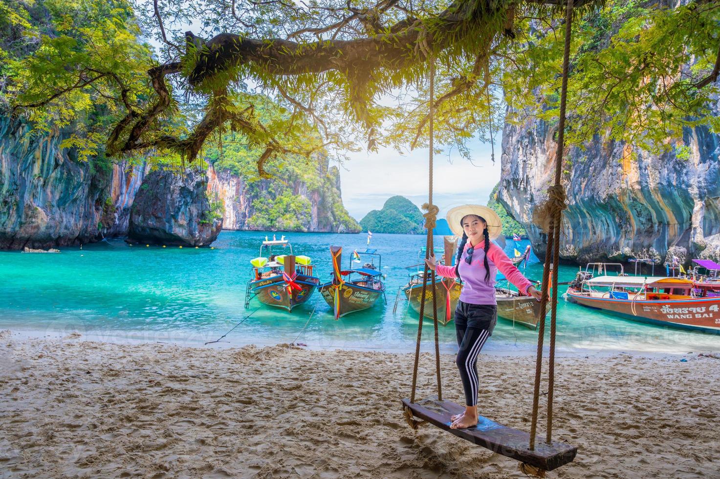 mulheres usando um chapéu para se sentar na ilha de koh lao laing krabi, tailândia foto