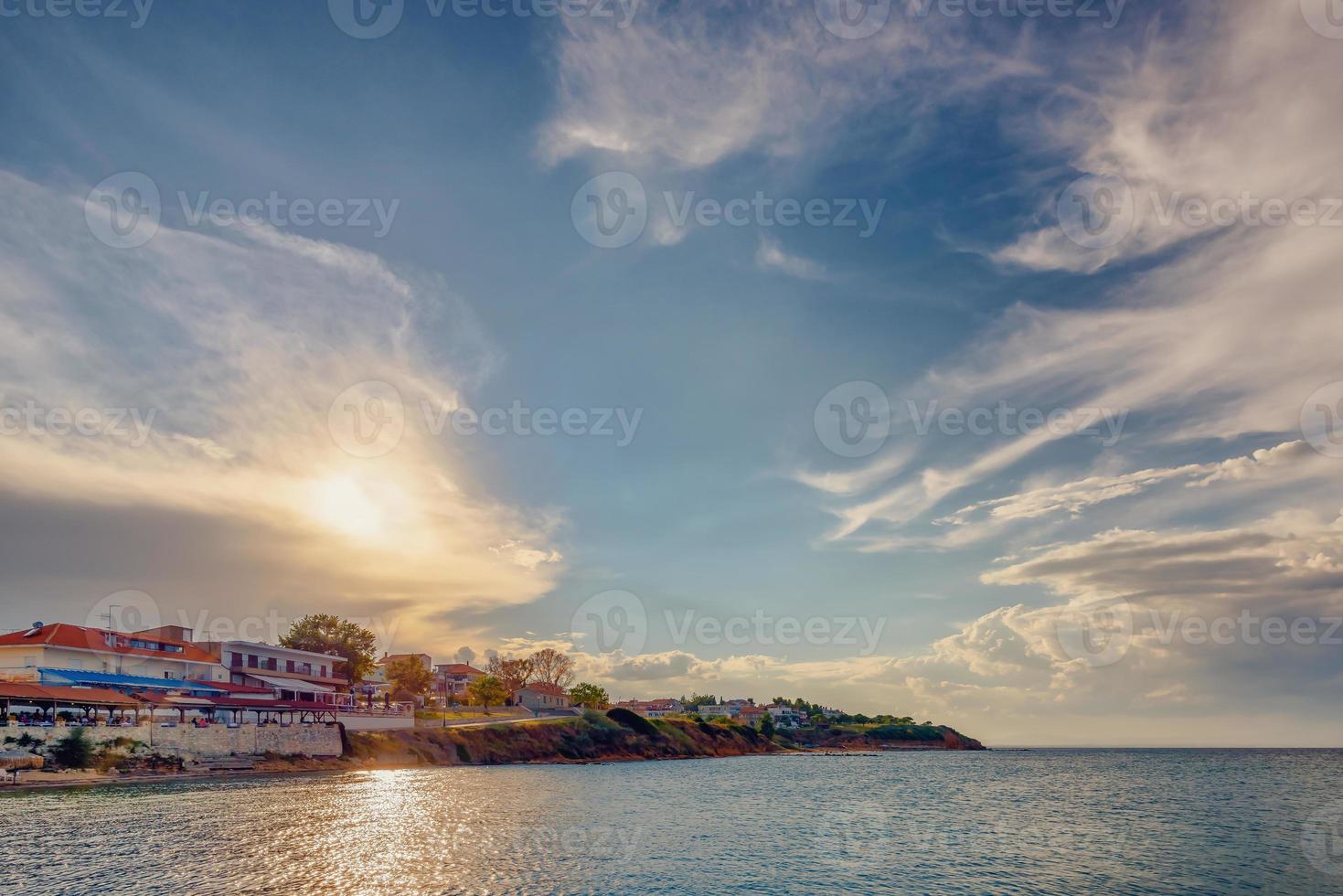 costa e praia de nea fokea, resort turístico na península de cassandra gizidiki, na grécia. baixa frequência de turistas, local tranquilo para relaxar mesmo no centro da temporada. foto